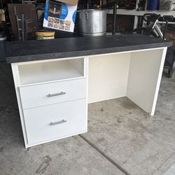 White desk with 2 drawers - Good condition