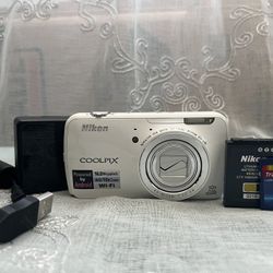 Nikon Coolpix S800c 16.0MP Digital Camera - White