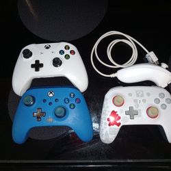 4 Game Controlers 2 Nintendo. 2 Xbox