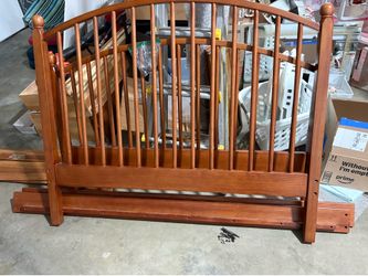 Full size bed ( solid wood)