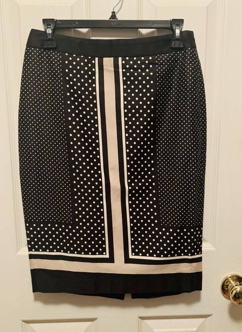 Polka dot Skirt size 2 New without tags. 98% Cotton, With Linen, Black & Ivory. 29 inches waist, 37 inches hips, 23 inches long.  Comes from a smoke f