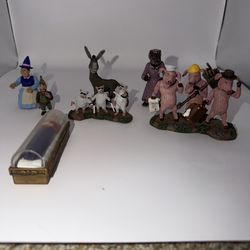 McFarlane Toy DreamWorks Shrek Movie - Shrek Mini Figures-Fairy Tale Fugitives. 2 of the pigs can be removed & set back on stand
