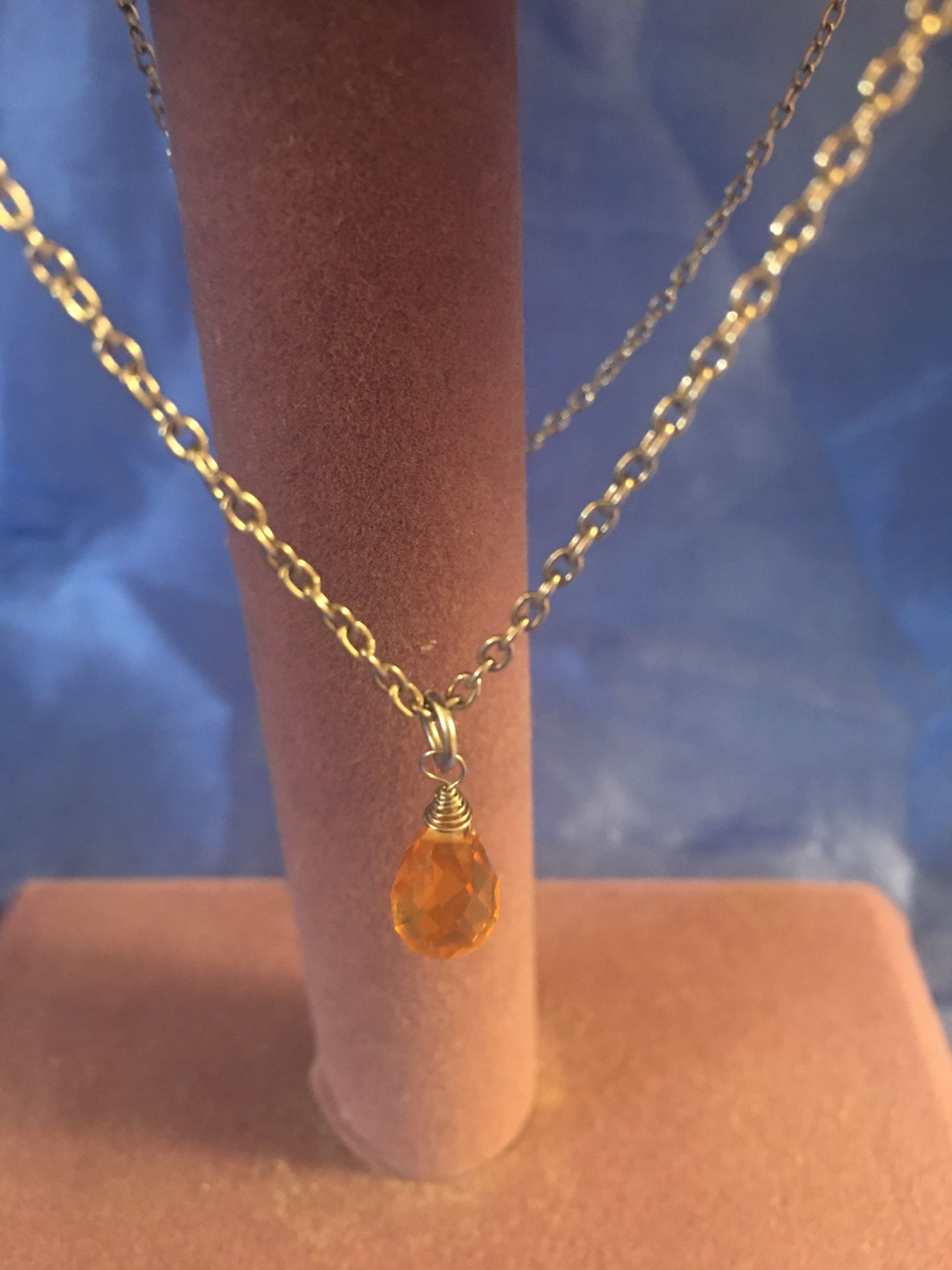 NECKLACE WITH AMBER STONE AND SILVER CHAIN 