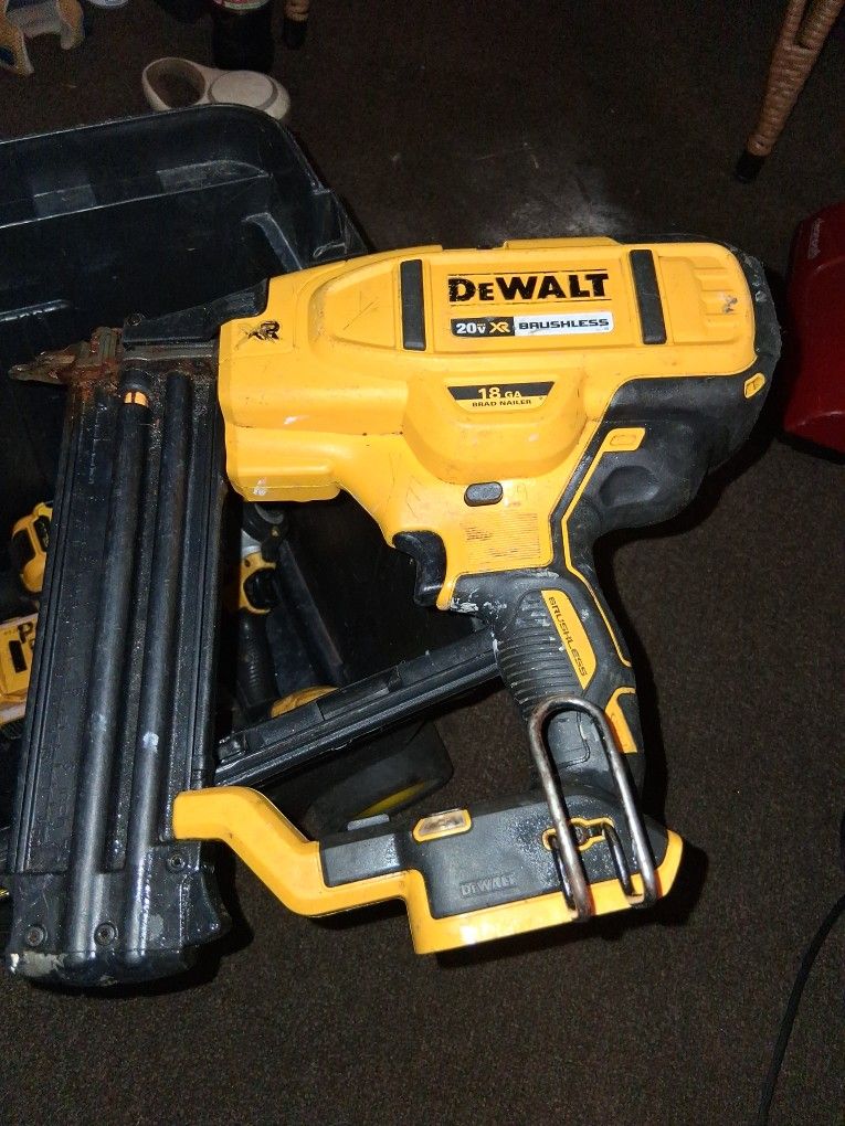Dealt 20v Brushless 18ga Brad Nailer