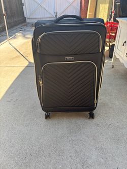 Kenneth Cole Reaction Black Softside Spinner Suitcase