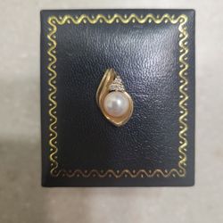 14 K Gold Pearl And Diamonds Pendant.  Weight Is 1.7 Grams 