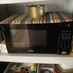  900-Watt Microwave