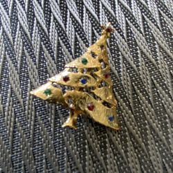 (N54) Vintage 1980’s Gold Tone Christmas Tree Brooch Pin With Colored Gem Stones