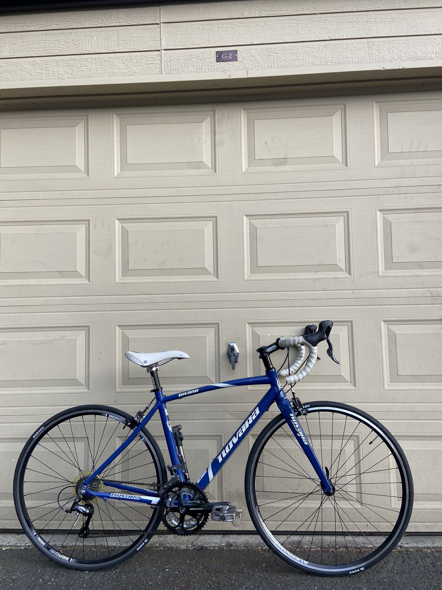 REI Novara Divano Aluminum/Carbon Road Bike – Shimano Sora – 27-Speed – Small Frame - Bicycle