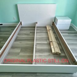 Queen bed W/ 1 Nightstand