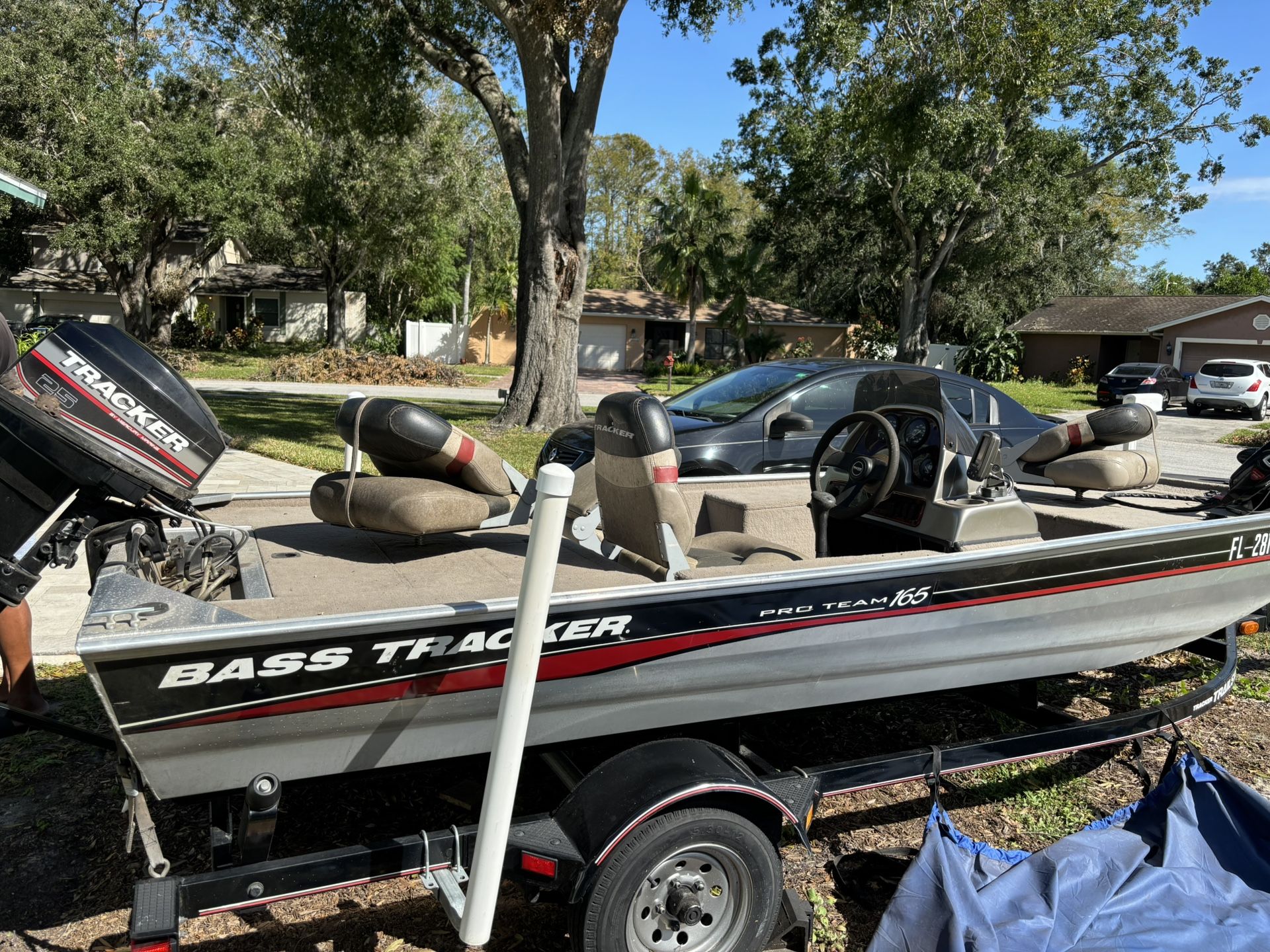2005 Pro Bass Tracker, Brand new Batteries and Tire. Trolling Motor