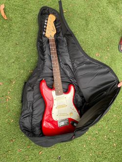 Fender squier mini guitar and case