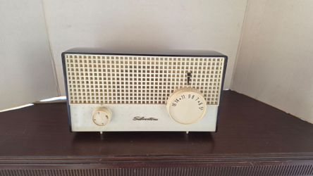 vintage electronics, this 1960s Sears Silvertone AM tube radio