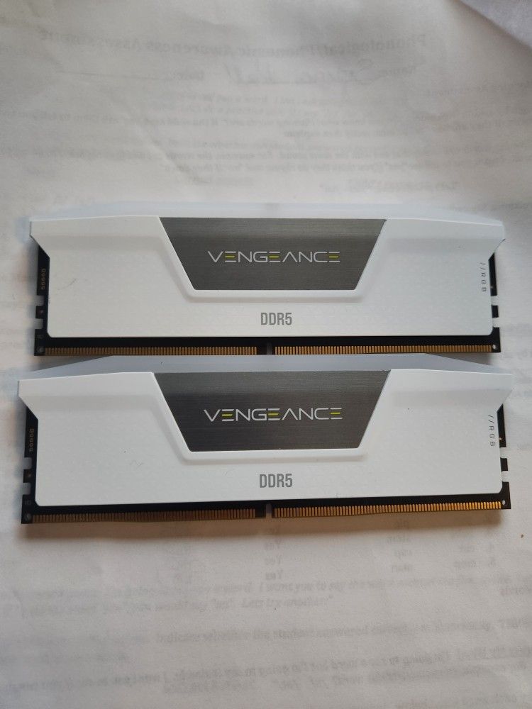 32GB DDR5 White Corsair Vengeance RGB