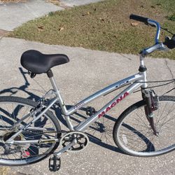 Magna Oasis 7 speed Hybrid Bike Bicycle with hybrid Tires. Medium large frame, Like New and all tuned up - $50 FIRM 