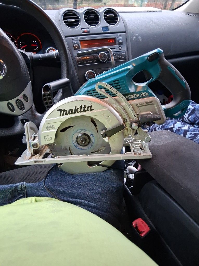 18V MAKITA SAW & 18V MAKITA CHARGING STATION