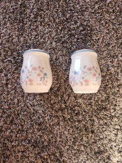 Vintage Sslt And Pepper Shaker