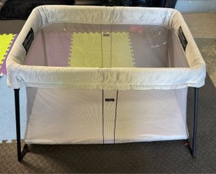 Baby Bjorn travel crib, like new, barely used, priced to sell