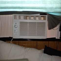 Window AC Unit Only Used Once Have Box And Instructions
