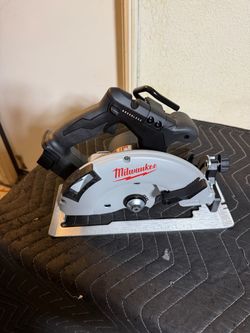 Milwaukee M18 18V Lithium-Ion Brushless Cordless 7-1/4 in. Circular Saw (Tool-Only)