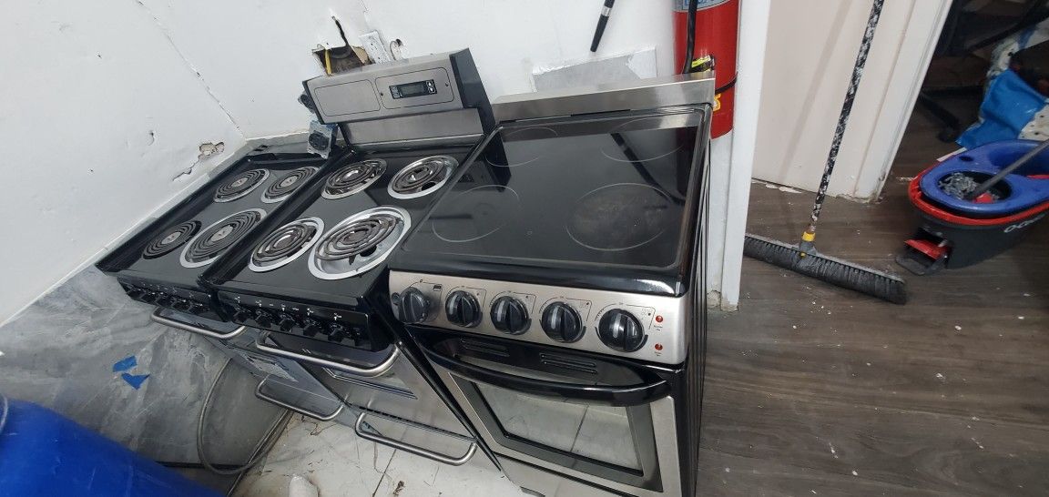 Electric Stove Side 20 WARRANTY. $450..Ready To Deliverside 20 Warranty