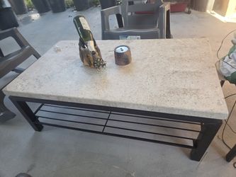 2 mesas de metal y travertino, en perfecto estado
