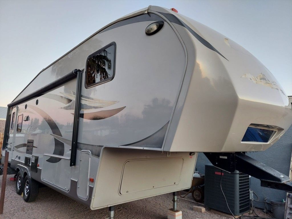 2012 Cougar 5th Wheel Camper Trailer 30'