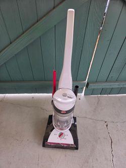 Vacuum cleaner by Hoover, very clean in excellent condition. Pick up in the city of La Mirada