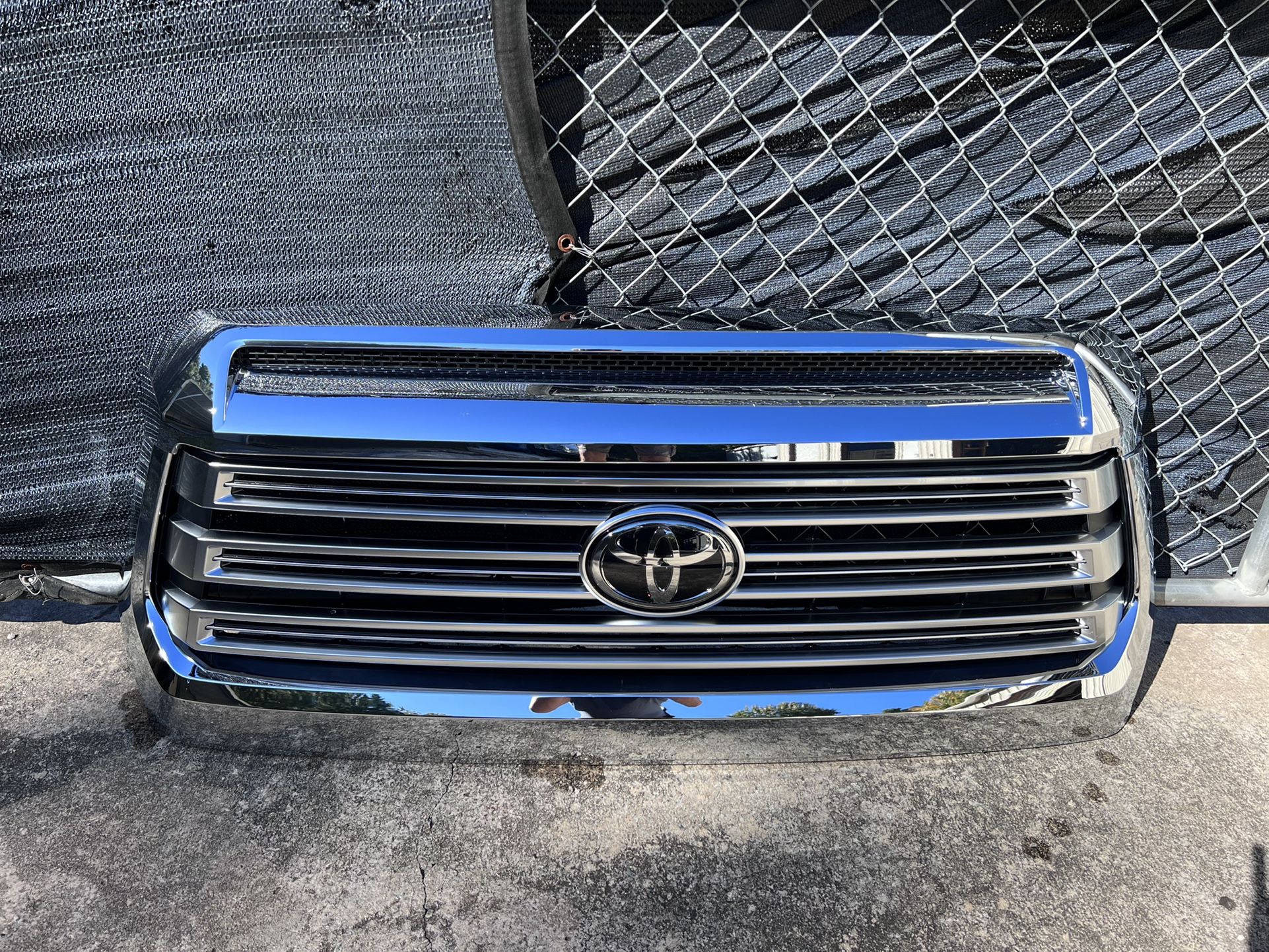 Toyota Tundra Grille Grill Platinum Hood Molding New Take Off 2014-21