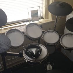 Simmons Titan 70 W/ Extras