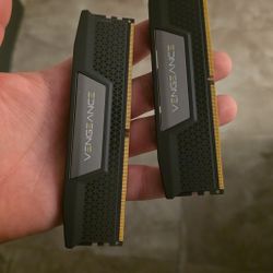 CORSAIR - VENGEANCE 32GB (2PK x 16GB) DDR5 5600MHz C36 UDIMM Desktop Memory 