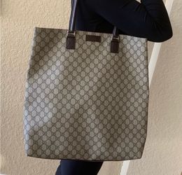 Authentic Gucci large tote travel bag . Barely used and lining is in perfect condition. 17" by 6" by 18" great bag for travel