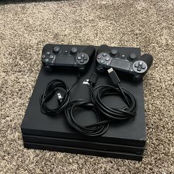 Sony PlayStation 4 Pro - 2 Controllers