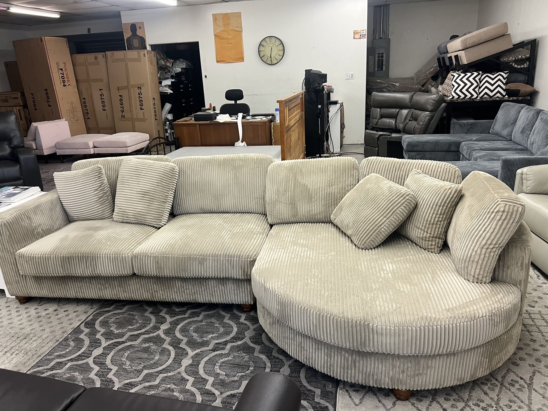 New Corduroy Sectional Couch with Comfy Chaise! Includes Free Delivery 🚚!