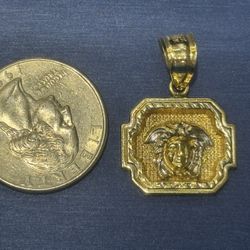 10kt Medusa Pendant 