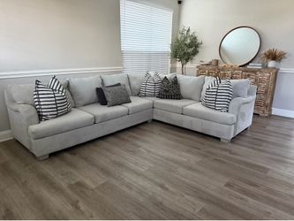 Beautiful 2pc sectional sofa / Delivery Available
