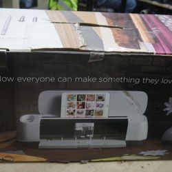 CRICUT CUTTER MASHINE IN BOX (contact info removed) NEW 878850-1