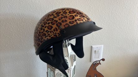 Medium woman’s helmet.