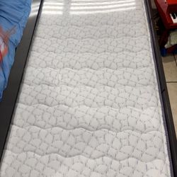 Twin size mattress with mattress protector / Colchón Twin