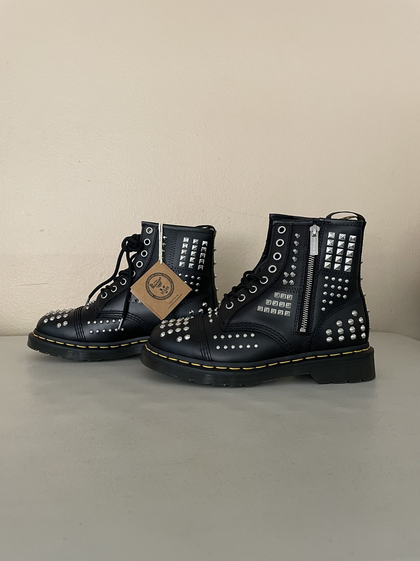 NEW - Dr. Martens Unisex 1460 Studded Zip Atlas Leather Boots Mens 6 Women’s 7