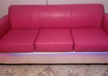 Sofá Cama/ Sofa-bed Great Condition vinyl Beautiful Pink bed is full size 82x33" Sofa measures