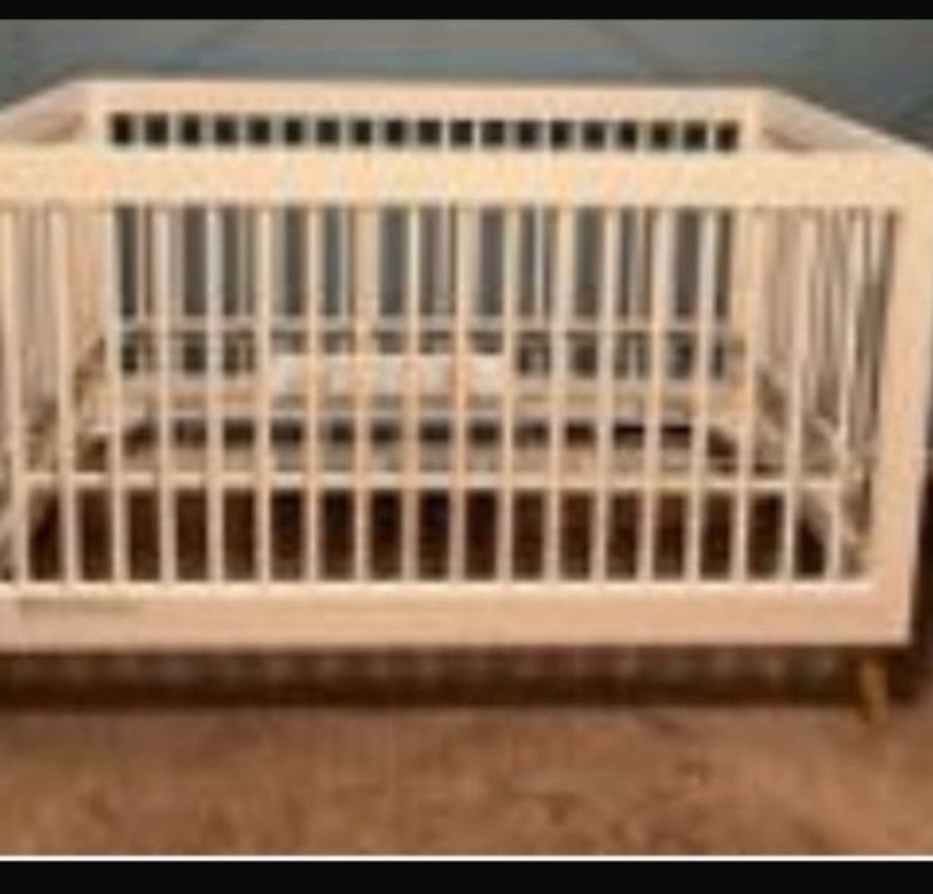 Baby crib with sheets and mattress