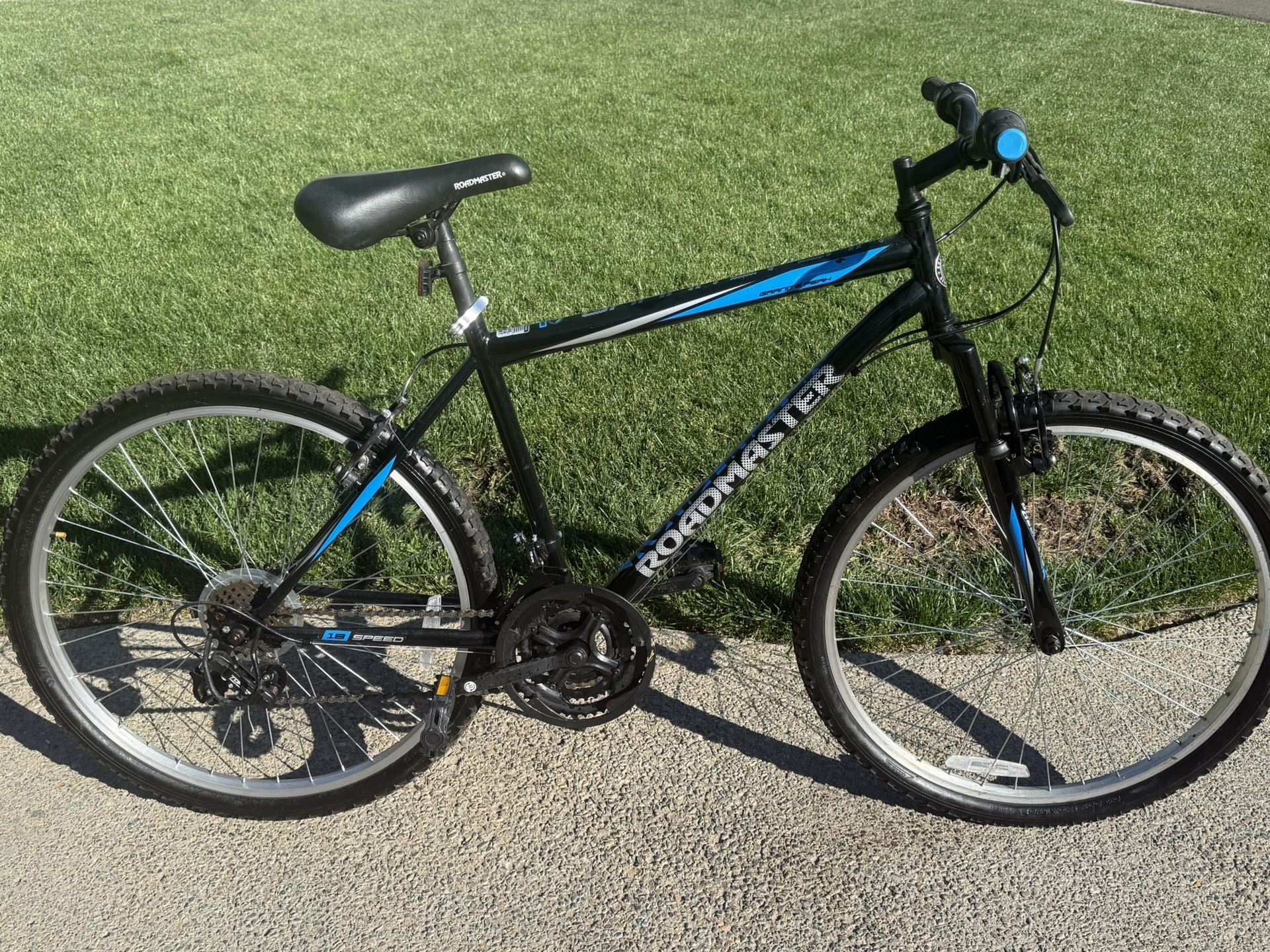 Roadmaster Granite Peak Men's Mountain Bike, 26" wheels, Black/Blue