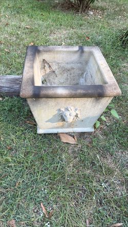 Stone Garden Planter with Lion Head Detail