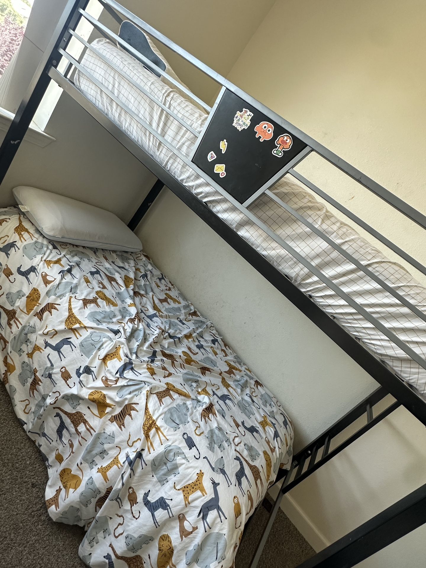 Twin bunk bed