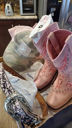 Just in time for rodeo,Womens pink and camo hat belt and boots 6.5