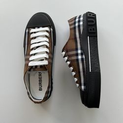 Mens Burberry Low Top Sneakers Euro Size 43 | BRAND NEW