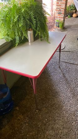 Table adjustable. Kids table ? 2x4