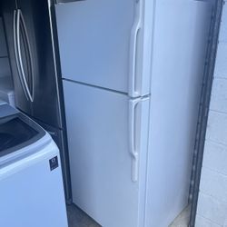 Ge Refrigerator Top Freezer Works Great 