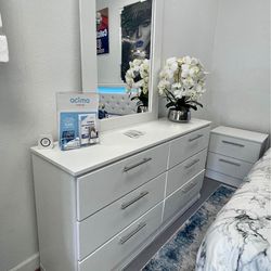 Cómoda con espejo nuevo.Preguntar por precio ✨